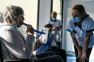 Covid-19: les Etats-Unis aussi espèrent commencer à vacciner à la mi-décembre