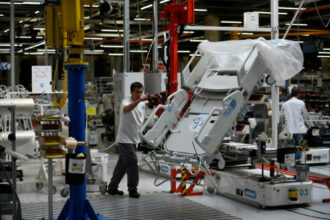 L'économie française repart mais la récession sera pire que prévu