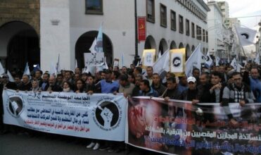 Les enseignants en colère défilent par milliers