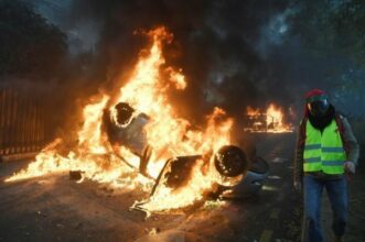 &ldquo;Gilets jaunes&rdquo;: échauffourées et violences près des Champs-Elysées
