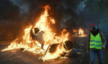 Sirènes et fumées noires: au coeur de Paris, des touristes stupéfaits du chaos