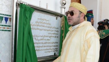 Oujda : le Roi inaugure plusieurs infrastructures socio-sportives