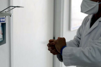 Covid-19 : les bons gestes pour porter correctement un masque