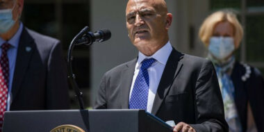 Moncef Slaoui, conseiller en chef du programme américain de vaccination, démissionne