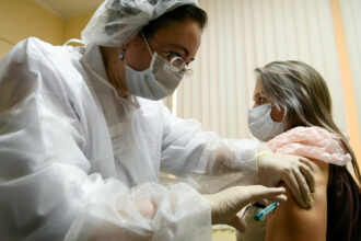 Covid-19: Flambée aux Etats-Unis, Moscou vaccine