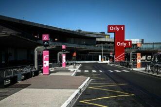 Orly pourrait rouvrir le 26 juin, sous conditions (responsable français)