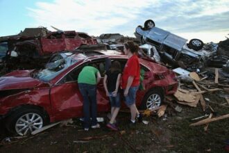 Tornade aux Etats-Unis: la banlieue d'Oklahoma dévastée, des personnes disparues