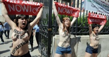 Et soudain, trois femmes aux seins nus…