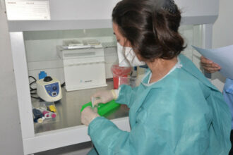 La stratégie de dépistage s'adapte à l'explosion des cas Covid en milieu professionnel