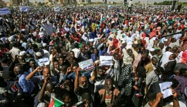 Soudan: les pro-Béchir dans la rue, tirs de lacrymogène contre des manifestants antigouvernementaux