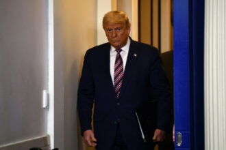 De plus en plus seul, Trump se cabre face à la perspective de la défaite