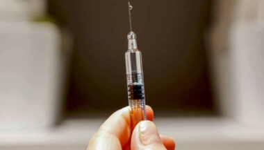 Vaccin contre le Covid-19: trop vite, trop haut, trop fort?