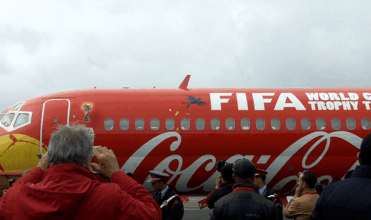 L'arrivée du Trophée de la Coupe du Monde