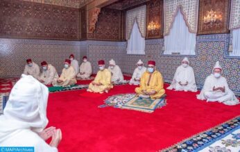 Le Roi Mohammed VI a accompli la prière de Aid Al-Fitr