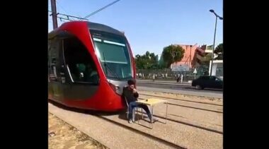 Casa. Blocage du tramway en prenant un café sur la voie: l'auteur identifié et sera poursuivi