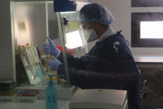 Récit : comment un désaccord CNOPS-ANAM a bloqué la baisse des prix des tests PCR