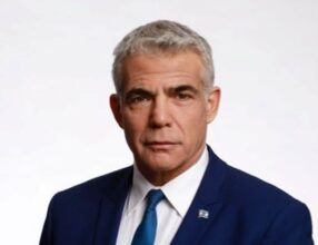 Yair Lapid au Monde : &ldquo;Personne n'a écouté le téléphone de Macron&rdquo;