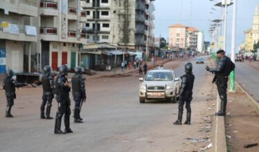 Tirs nourris et militaires dans la rue à Conakry où se trouve l'Equipe nationale marocaine de football