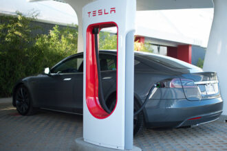 Tesla annonce le déploiement de son réseau de chargeurs électriques au Maroc