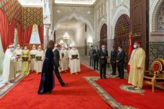 Le Roi remet leurs dahirs de nomination à plusieurs ambassadeurs