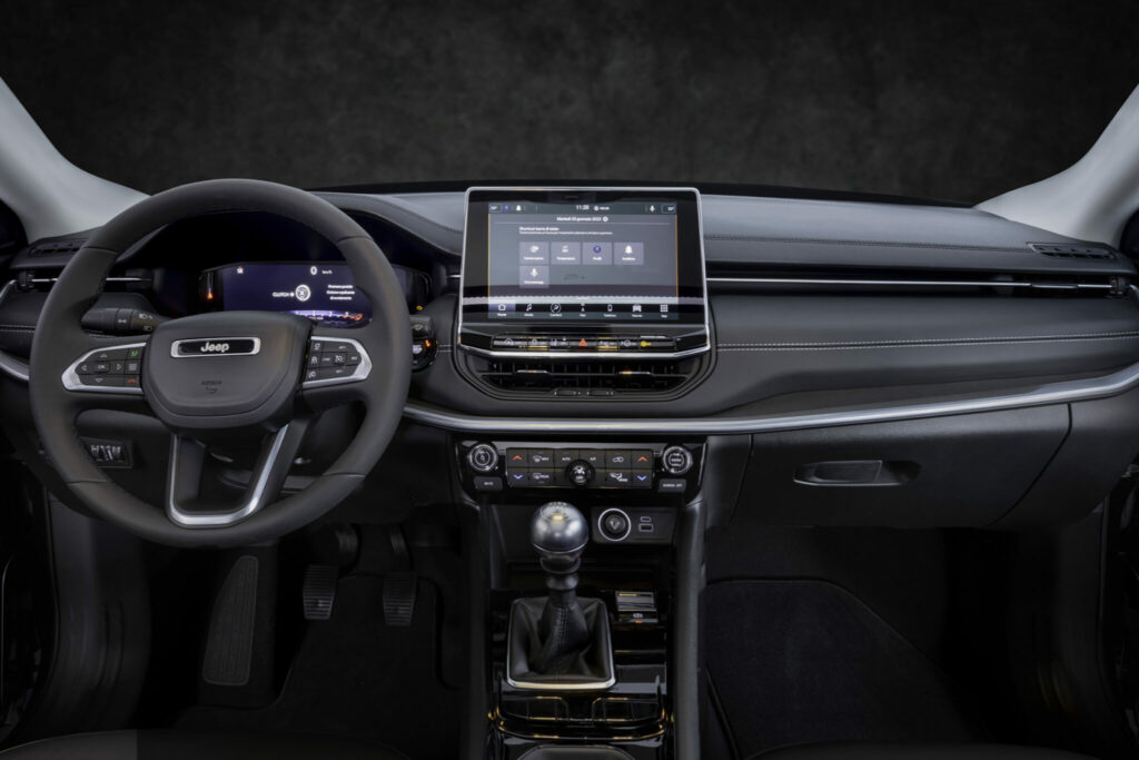 Automobile : lifting intérieur pour le Jeep Compass