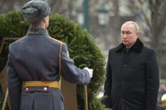 L’armée russe entre en Ukraine et bombarde des positions militaires