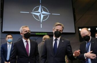 Sanctions, exclusion aérienne, diplomatie : l'équation difficile des Occidentaux pour stopper Moscou