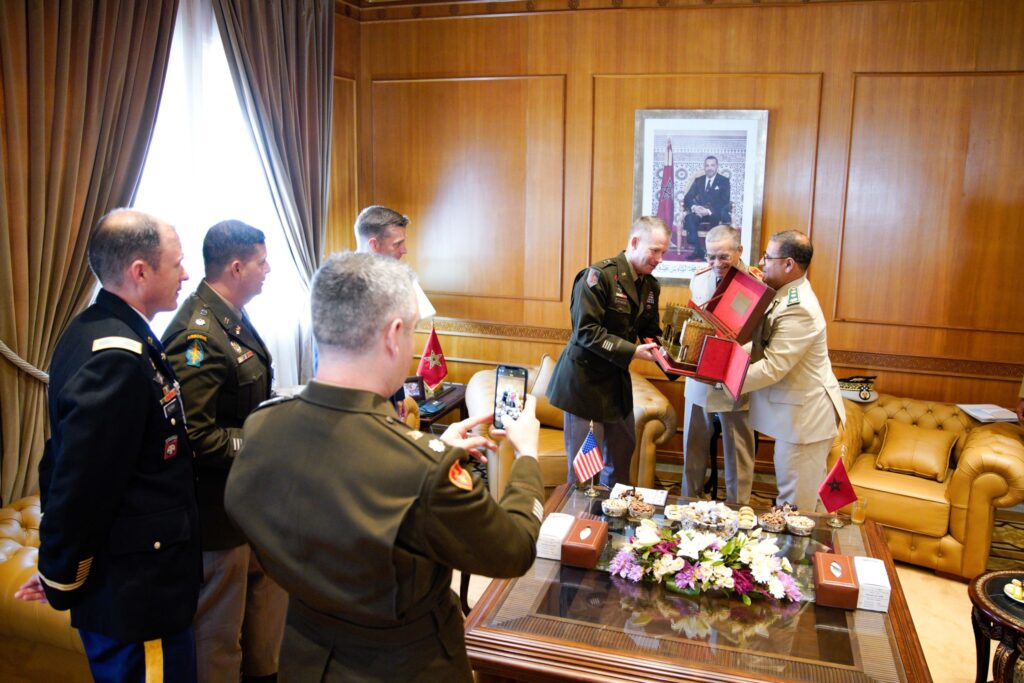 Le nouveau commandant général de SETAF-Africa reçu par l'inspecteur général des FAR