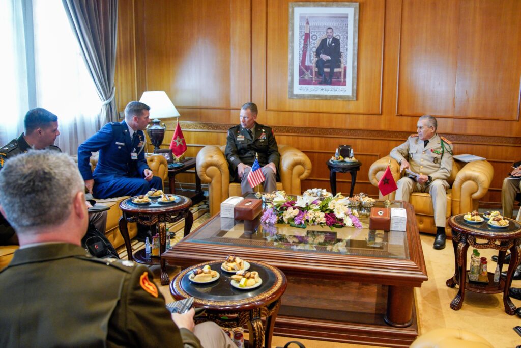 Le nouveau commandant général de SETAF-Africa reçu par l'inspecteur général des FAR