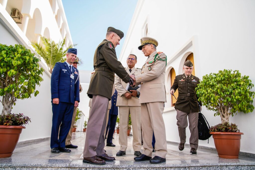 Le nouveau commandant général de SETAF-Africa reçu par l'inspecteur général des FAR