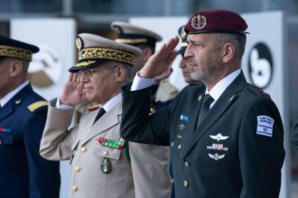 Le général Belkhir reçu par le chef des forces de défense israéliennes