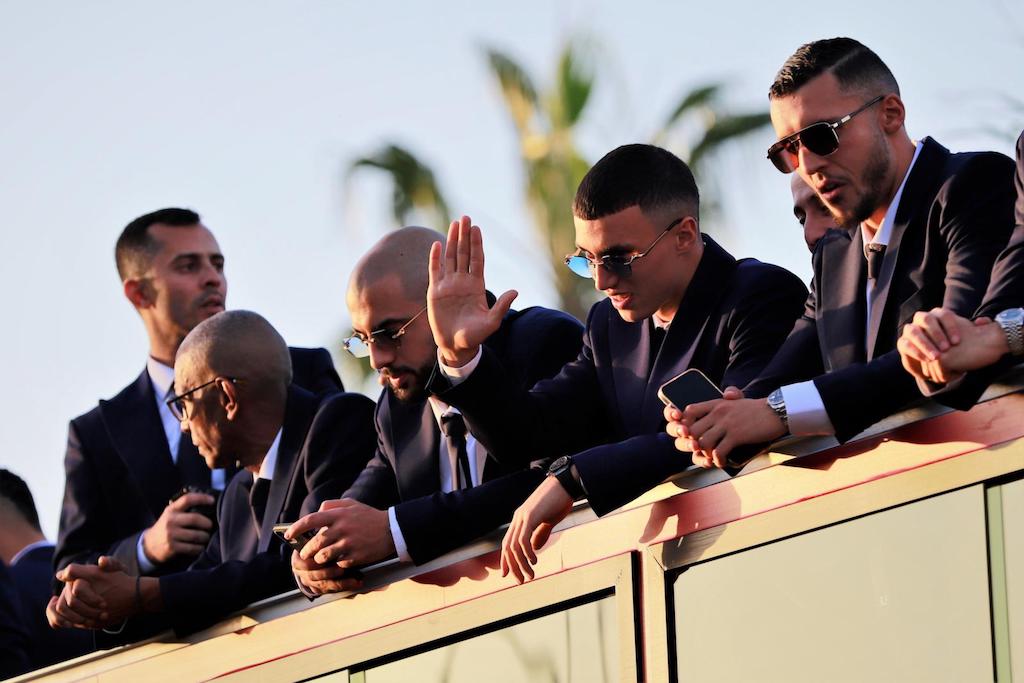 Emotions lors de la réception royale et des décorations pour les membres de l'équipe nationale