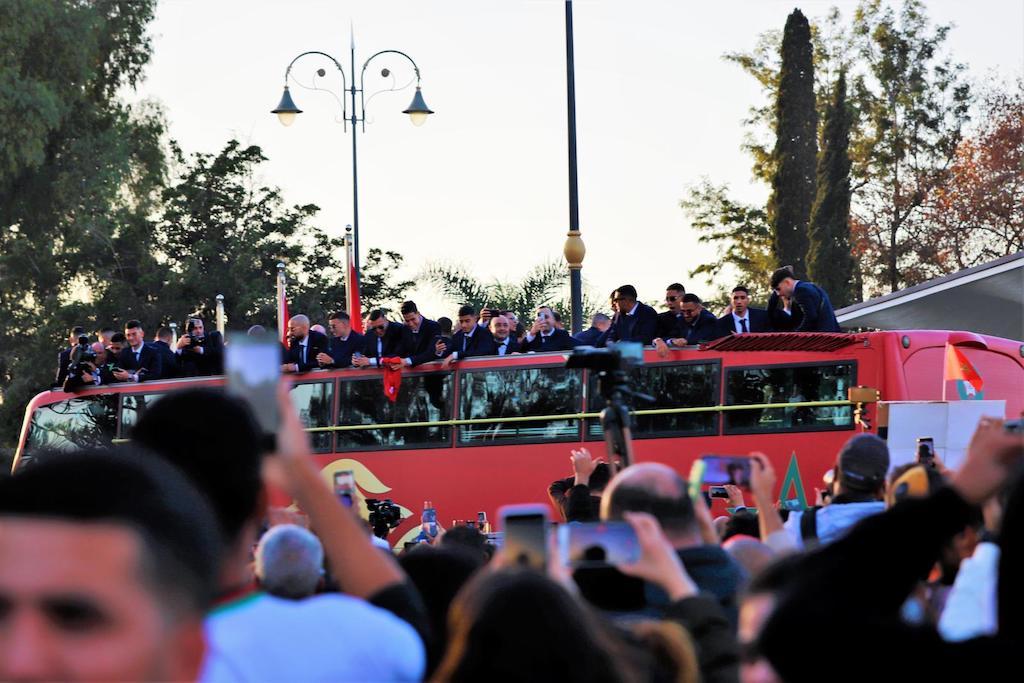 Emotions lors de la réception royale et des décorations pour les membres de l'équipe nationale