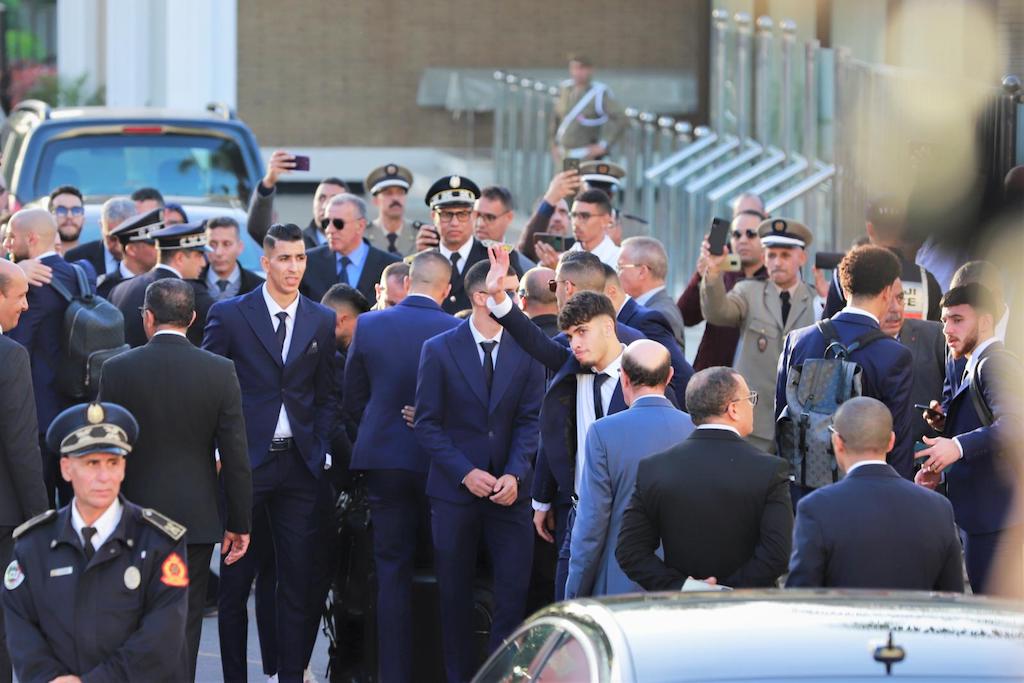Emotions lors de la réception royale et des décorations pour les membres de l'équipe nationale