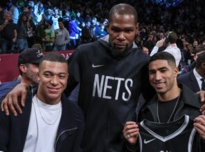 Achraf Hakimi ovationné par les fans des Nets à New York