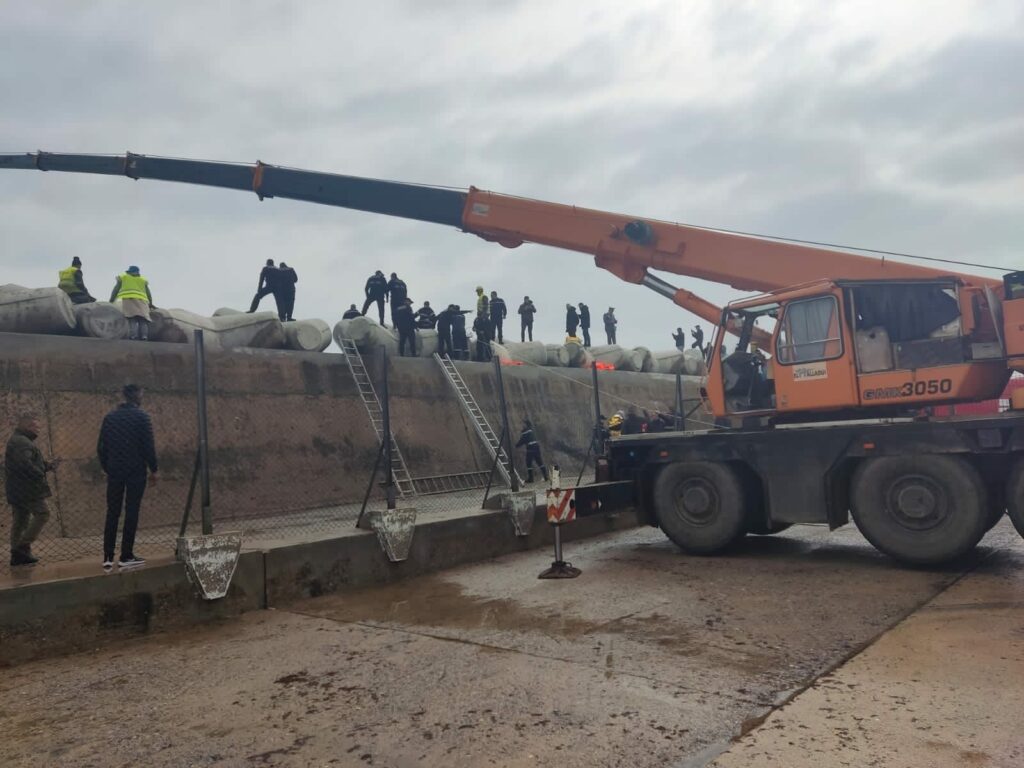 Les autorités portent secours à un navire commercial échoué au large de M'diq