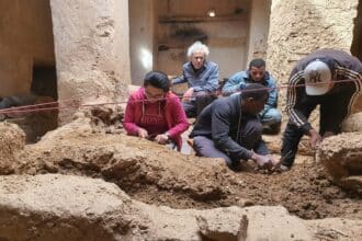 Des pièces d’antiquité juives et d’anciens textes en hébreu découverts dans la région de Tata