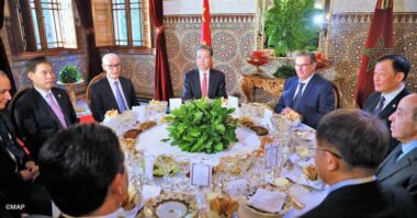 Le Roi offre un dîner en l'honneur de Zhao Leji