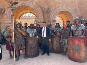 Mehdi Bensaid auprès de Ridley Scott après l'accident de Gladiator 2 à Ouarzazate