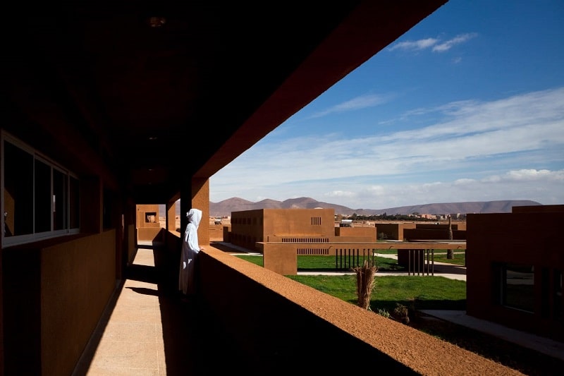 L’École supérieure de technologie de Guelmim, une architecture contemporaine bien intégrée au site