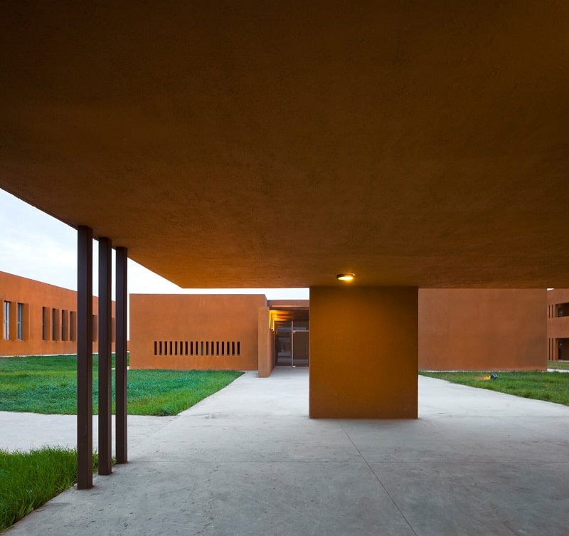 L’École supérieure de technologie de Guelmim, une architecture contemporaine bien intégrée au site