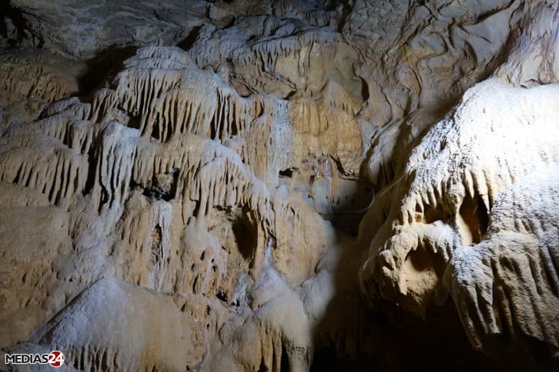 Oriental. Dans l’arrière-pays, vallées, plages et grottes préhistoriques