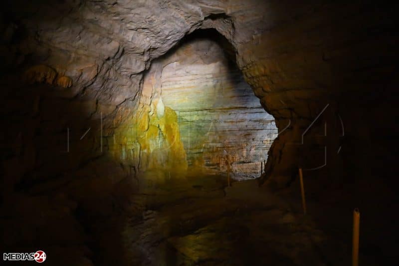 Oriental. Dans l’arrière-pays, vallées, plages et grottes préhistoriques
