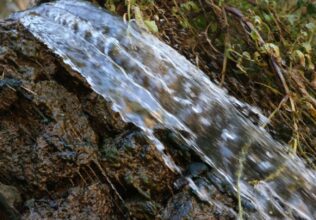 Séisme. Comment expliquer l'apparition de nouvelles sources d'eau