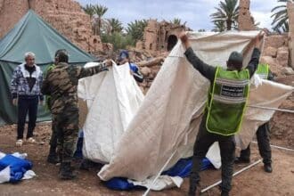 L’installation de tentes imperméables et résistantes au froid se poursuit dans la province de Ouarzazate