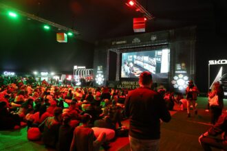 Ambiance dans la Live Foot Zone du Morocco Mall avant le match Maroc-Tanzanie