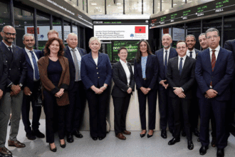 Nadia Fettah sonne la cloche d'ouverture des marchés à la Bourse de Londres