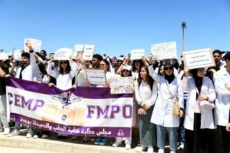 Crise des études médicales. Fidèle à sa position, le gouvernement adopte deux textes relatifs aux stages mais maintient la nouvelle 6e année