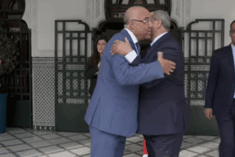 En images, l'accolade entre El Midaoui et Miraoui après un moment de confusion lors de la passation de pouvoirs