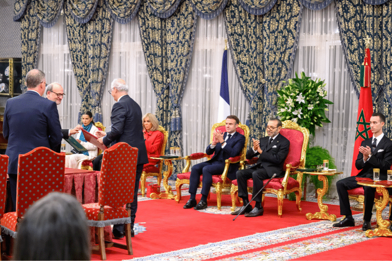 Retour en images sur le premier jour de la visite d'État d'Emmanuel Macron au Maroc